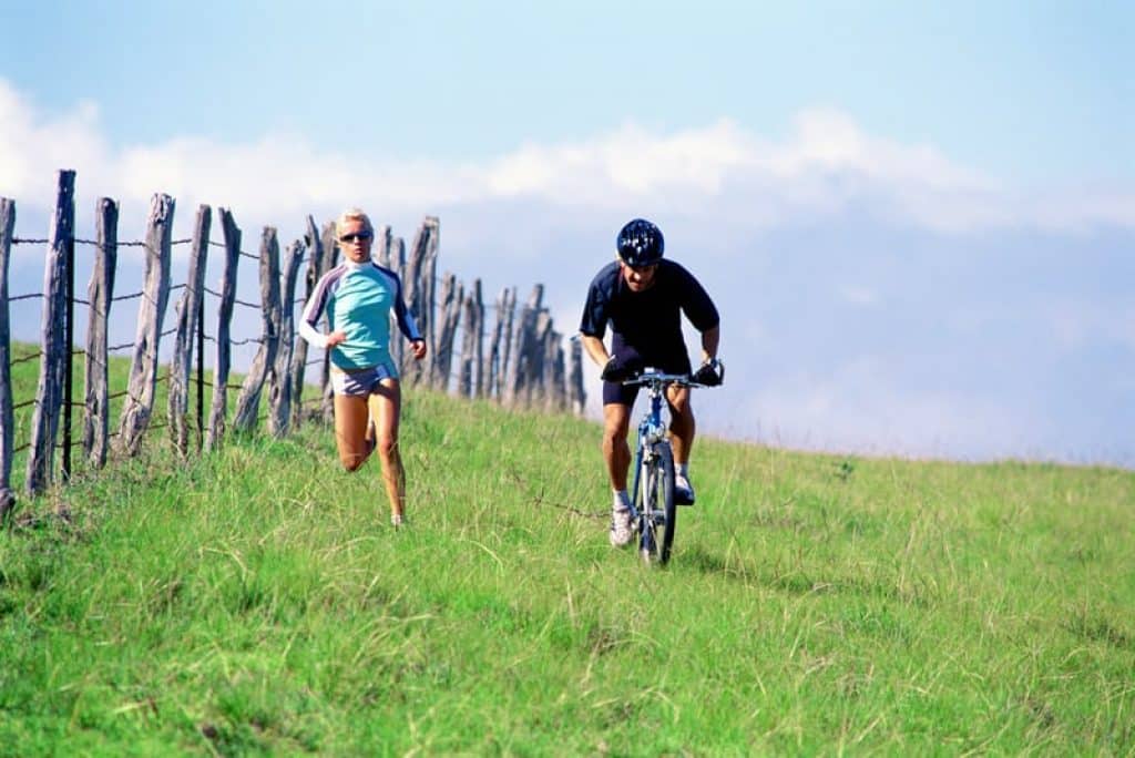 donna che corre e uomo che va in bicicletta